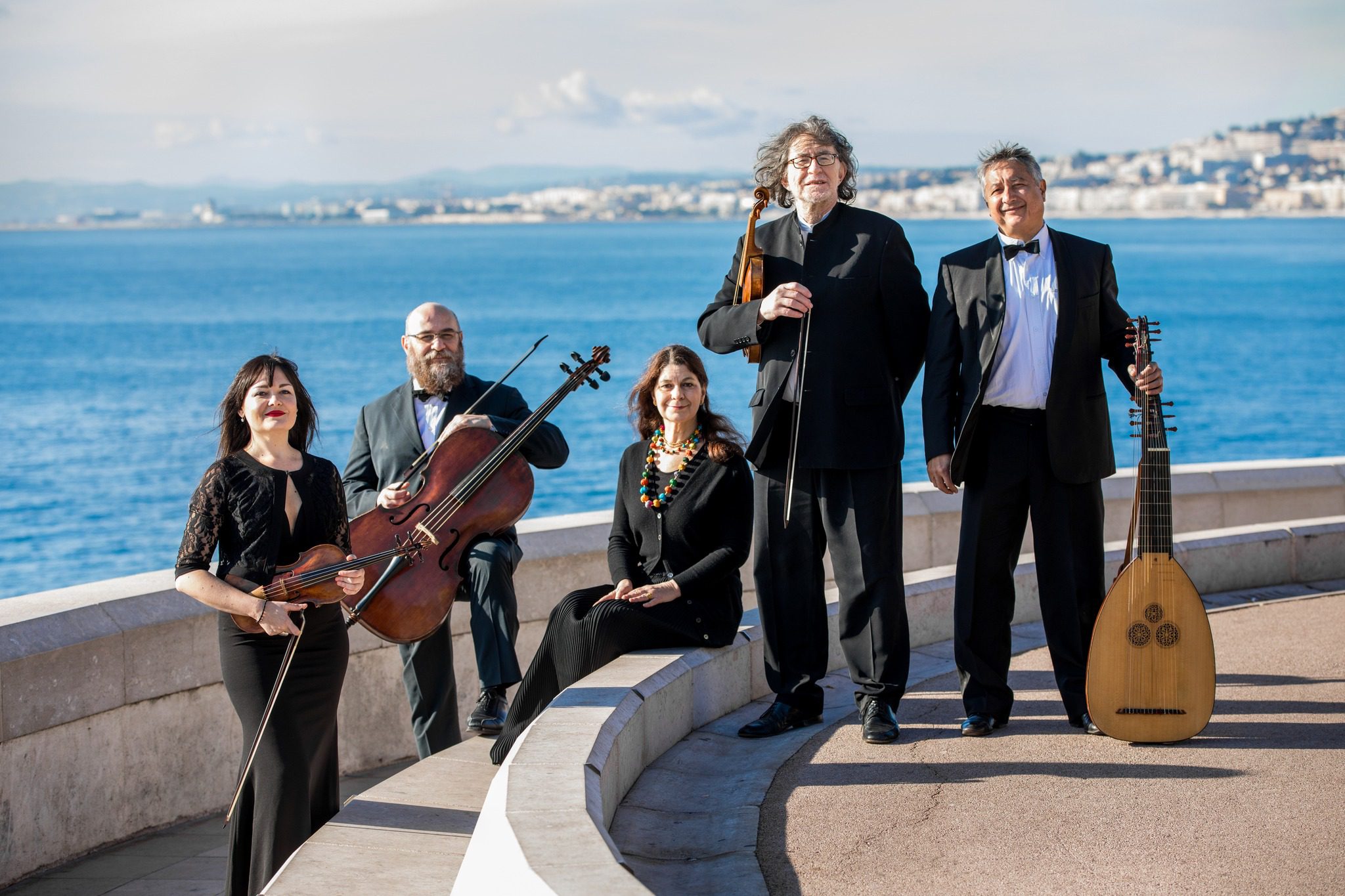 Ensemble Baroque de Nice Ensemble Baroque de Nice Sous la direction de Gilbert Bezzina, précurseur du renouveau du violon baroque, l’Ensemble fait preuve d’une volonté de restituer une musicalité fondée sur la connaissance approfondie des traités d’interprétation des XVIIe et XVIIIe siècles.